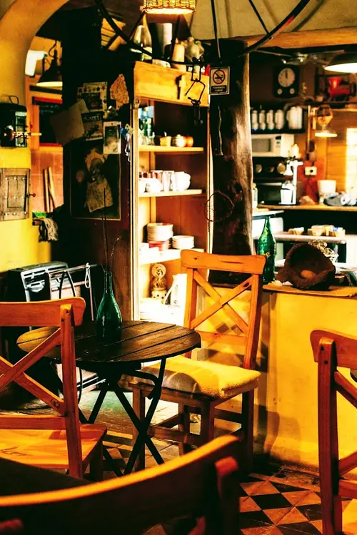 Estantes de cocina con tazas, frascos y vajilla de campo.